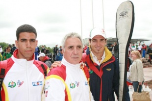 O outro equipo, o formado por Cosgaya e Hern&aacute;nz (na imaxe, co seu adestrador, Miguel Segu&iacute;n)