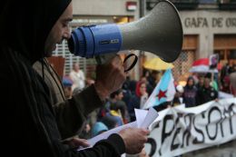 O voceiro de Ceivar, &Oacute;scar Gomes, lendo o comunicado que ped&iacute;a a "repatriaci&oacute;n dos presos galegos"