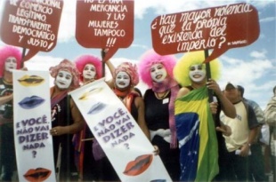 As loucas en Quito (Ecuador), na inauguraci&oacute;n do Foro Social das Am&eacute;ricas (2004)