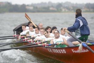 A embarcaci&oacute;n ferrol&aacute; da Cabana (arriba) viuse prexudicada polo choque coa de Coruxo (sobre estas li&ntilde;as)