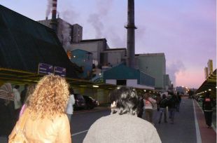 Os 'piquetes', a primeira horas da ma&ntilde;&aacute;, impedindo a entrada de traballadores da limpeza &aacute;s instalaci&oacute;ns de Ence, en Pontevedra / Imaxe: CIG