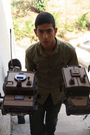 Os xoguetes dos nenos palestinos imitan as tanquetas israel&iacute;s