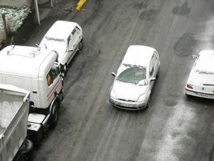 A neve dificulta a circulaci&oacute;n polas estradas. Na monta&ntilde;a de Lugo &eacute; preciso levar cadeas / Flickr: darioalvarez
