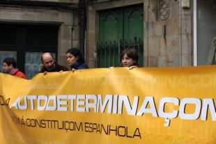 Momentos da concentraci&oacute;n, desque se foron xuntando os asistentes at&eacute; a lectura do comunicado / Imaxes: Xela Rodr&iacute;guez