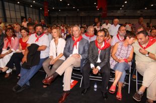 Ministros e carcos do partido arrouparo o V&aacute;zquez (clique para ampliar)