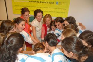 Imaxe empregada polo xornal para ilustrar a noticia, na que Marta Souto, Carme Ad&aacute;n e &Aacute;nxela Bugallo despiden as irmandi&ntilde;as