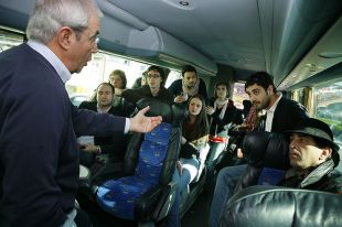 Cos xornalistas que o seguen nesta campa&ntilde;a, no seu autob&uacute;s / Flickr: PSdeG