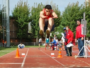 Jos&eacute; Afonso Palomanes, saltando