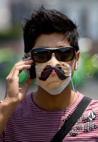 Cunha m&aacute;scara decorada, para evitar o contaxio, en DF