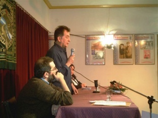 &Aacute; dereita de Suso de Toro, o respons&aacute;bel da Biblioteca P&uacute;blica Galega de Bos Aires, Hern&aacute;n D&iacute;az