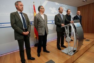 V&aacute;zquez, esta cuarta feira, cos respons&aacute;beis do seu departamento (clique para ampliar)