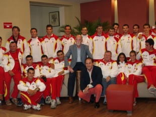 Santiago Sanmamed, presidente da Federaci&oacute;n Espa&ntilde;ola de Pirag&uuml;ismo, no centro da imaxe co equipo espa&ntilde;ol de marat&oacute;n