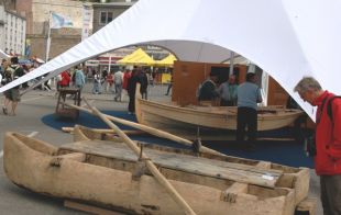 No obradoiro para constru&iacute;r unha dorna