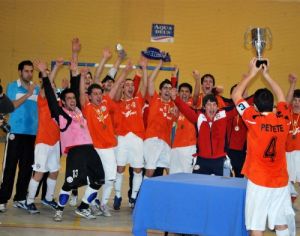 O capit&aacute;n do Lobelle, Petete, brinda a copa aos seus compa&ntilde;eiros