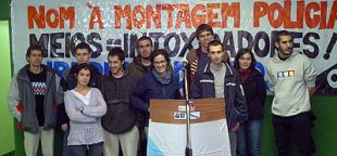 Maria Bagaria, no centro da imaxe, co resto de detidos na 'Operaci&oacute;n Casti&ntilde;eiras'