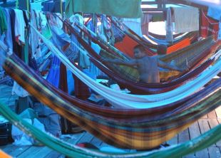 Acampamento ind&iacute;xena a car&oacute;n da Universidade Federal Rural do Par&aacute;, sede do FSM de 2009