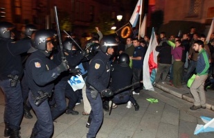 Imaxe da carga &aacute;s portas do acto de Galicia Biling&uuml;e / Imaxe: Ceivar