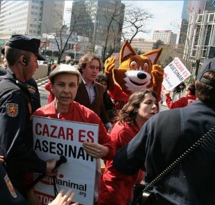 Activistas de Equanimal sacados pola polic&iacute;a espa&ntilde;ola do medio da manifestaci&oacute;n de cazadores