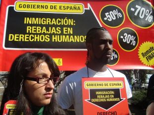 Activistas de AI concentrados fronte ao Congreso, lembr&aacute;ndolle ao goberno espa&ntilde;ol que "os derechos dos inmigrantes nod admiten rebaixas"