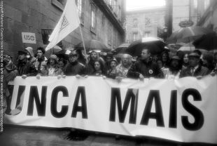 Manifestaci&oacute;n, o 1 de decembro de 2002, polas r&uacute;as de Compostela / Flickr: marianogrueiro