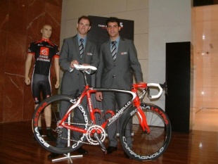 Pereiro a car&oacute;n de Valverde, na presentaci&oacute;n do seu equipo, o Caisse d'Epargne