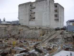 Os alicerces do primeiro edificio que se est&aacute; a constru&iacute;r na zona (imaxe tirada o ver&aacute;n pasado)