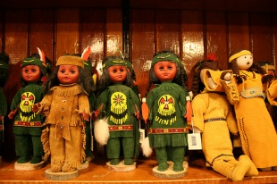 Bonecas-souvenir vestidas con roupa tradicional dos ind&iacute;xenas do Canad&aacute; / Flickr: banfflakelouise