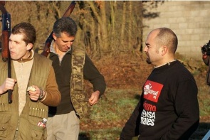 Eladio Ferreira, falando cos cazadores en Portomar&iacute;n, no campionato de caza do raposo