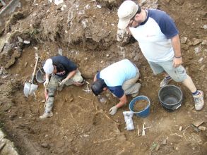 Momento da exhumaci&oacute;n dos restos de Jos&eacute; Antonio D&iacute;az &Aacute;lvarez, en Argomoso