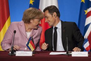 O presidente frac&eacute;s, Sarkozy, falando coa chanceler alem&aacute;, Angela Merkel durante a xuntanza / Imaxe: Le Monde
