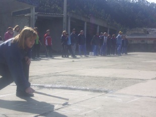 Xogando a liga na Mari&ntilde;a, arrodeados de eucaliptos