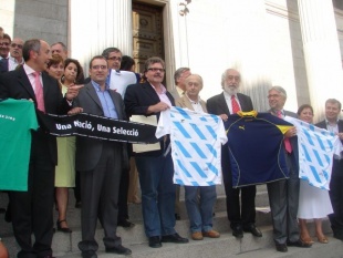 &Aacute; sa&iacute;da, na porta dos le&oacute;ns, os deputados tiraron varias fotograf&iacute;as de todos xuntos, coas s&uacute;as camisolas / Foto: CiU