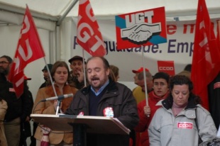 Conchi Trasande, de CCOO, e Antonio Garc&iacute;a, de UGT, na Praza de Prater&iacute;as