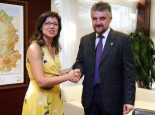 Carlos Fern&aacute;ndez, na imaxe coa conselleira Mar&iacute;a Xos&eacute; Caride, &eacute; o novo presidente da Fegamp