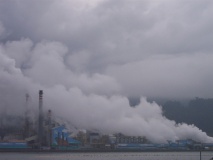 Unha imaxe de Ence, botando fume na r&iacute;a de Pontevedra / Flickr: surfercosmovision