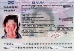 Un pasaporte co top&oacute;nimo de "La Coru&ntilde;a"