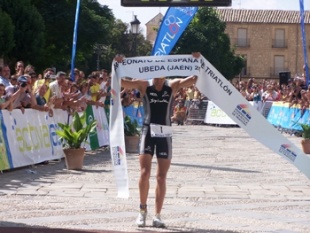 O de Ordes coa banda do campionato de Espa&ntilde;a, que lle cobre a face