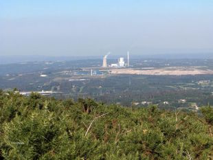 Ao fondo, a central de Sogama, a car&oacute;n da t&eacute;rmica de Meirama / Flickr: victorsantos