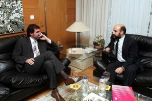 N&eacute;stor Rego nunha entrevista co vicepresidente Anxo Quintana