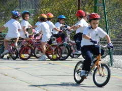 Alg&uacute;ns pequenos aprenderon a andar en bici
