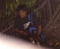 Un dos milicianos, sa&iacute;ndo da estaci&oacute;n de tren onde supostamente atentou (clique para ampliar)