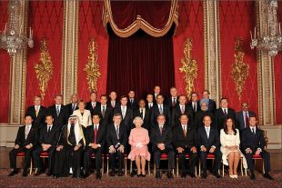 Foto de familia no Buckhinghan Palace. En primeiro plano, sentada, a ra&iacute;&ntilde;a de Inglaterra (clique para ampliar)