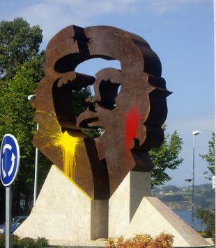 M&aacute;is unha imaxe da efixie pintada de amarelo e vermello / Flickr: nosbotan