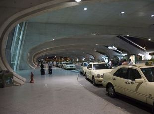 Os taxis &aacute;s portas do S&aacute; Carneiro / Flickr: himmelundholle