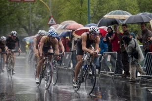Ap&oacute;s picar a roda, na carreira en bicicleta