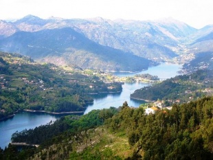 R&iacute;o Caldo e Portela do Home. Flickr: Calidonia