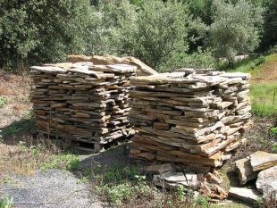 A Xunta tam&eacute;n axudar&aacute; o sector da minar&iacute;a / Imaxe: pedras amoreadas, no Flickr de nonopp