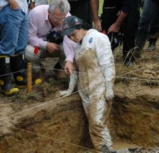 O xu&iacute;z Garz&oacute;n inspeccionando o desenterramento dunha foxa com&uacute;n