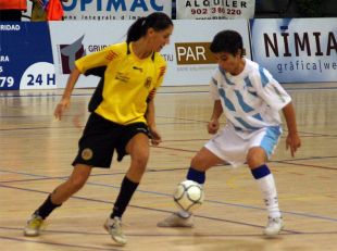 Imaxe do partido contra Catalu&ntilde;a, na final. A capit&aacute; das irmandi&ntilde;as, Sonia Pacios, tenta evitar un ataque