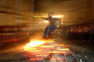 Na cacharela de San Xo&aacute;n, en Compostela / Flickr: jpereira_net